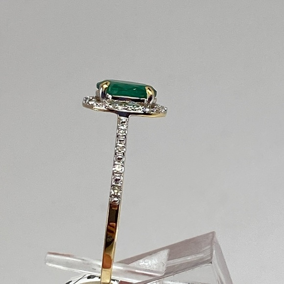 10K Yellow Gold Oval Shape Natural Emerald and Diamond Halo Ring NEW - Picture 9 of 14